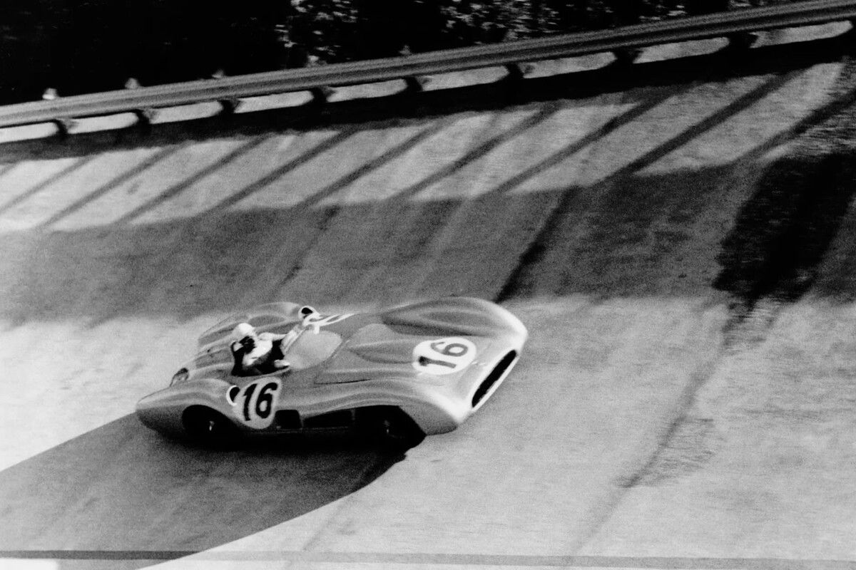 Stirling Moss at the wheel at the 1955 Italian Grand Prix. Image: Daimler-Benz AG